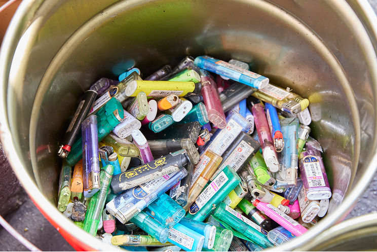 ライターや刃物など危険物が入っていることもライターや刃物など危険物が入っていることも